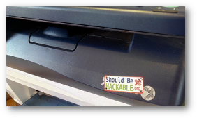 photo d'une imprimante affublée d'un autocollant Should be hackable