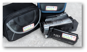 photo d'une caméra affublée d'un autocollant Should be hackable