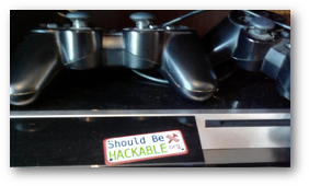 photo d'une console de jeux affublée d'un autocollant Should be hackable